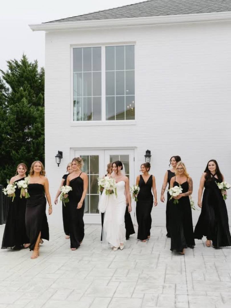 Instagram: a bride and her bridesmaids in front of the manor