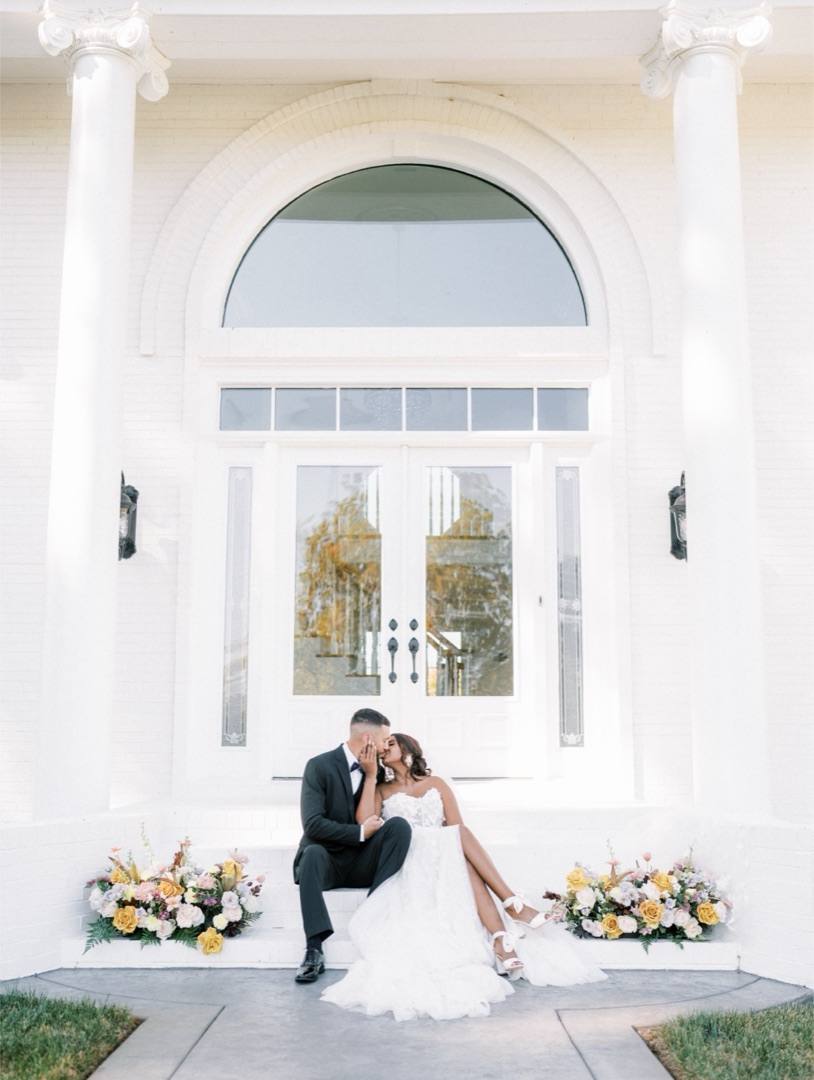 TikTok: a couple on the front steps of the manor