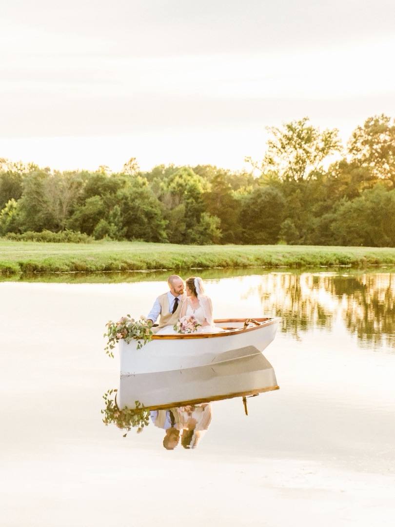 TikTok: a couple in a rowboat on the pond at sunset