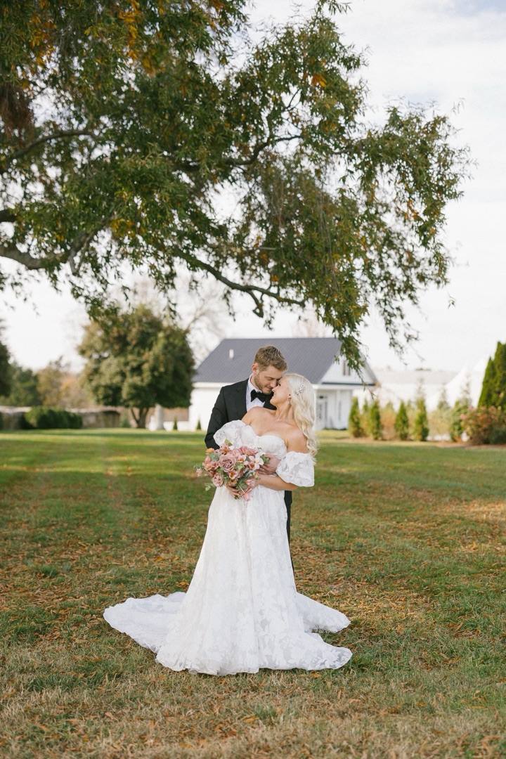 TikTok: a couple on the lawn in early fall